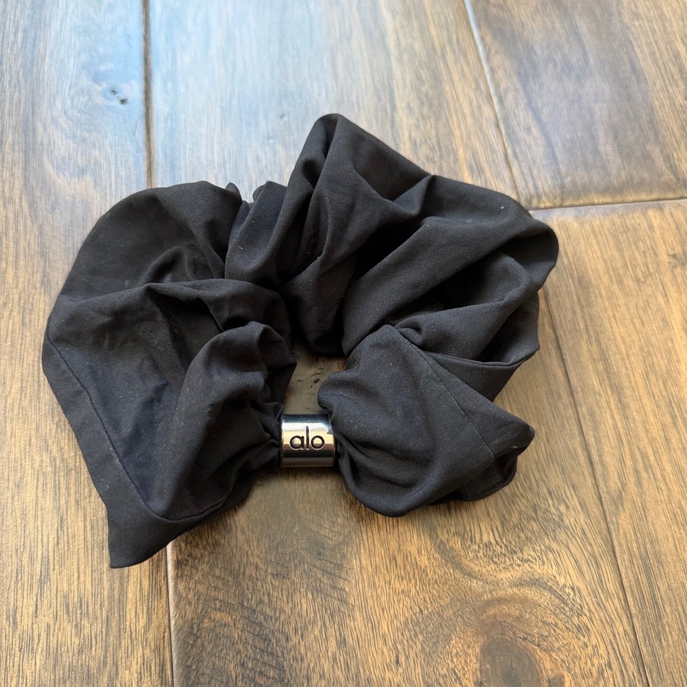 Alo Yoga Oversized Scrunchie Black Performance Fabric Metal Logo Hair Accessory